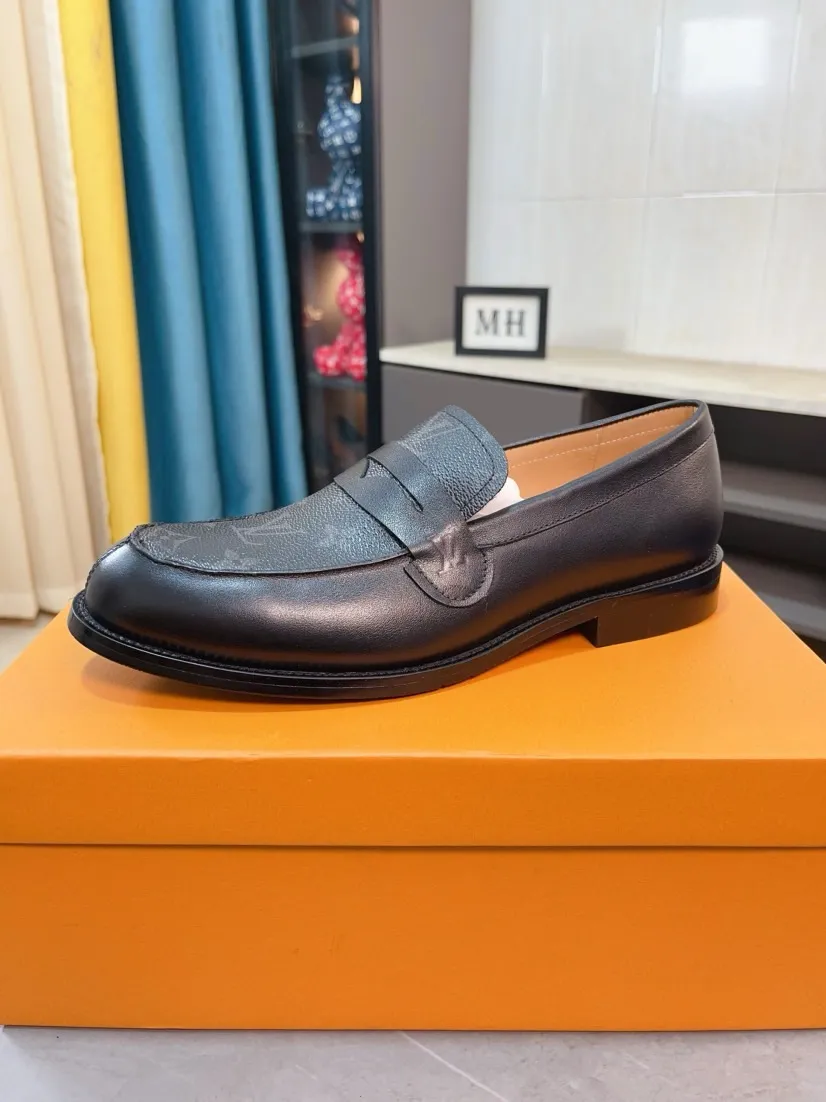 Men's Men's Shoes 💰500🌸🌸【LV】Louis Vuitton's new open-edge pigskin shoes are the most popular classic. Synchronized with the official website, the upper adopts Italian imported upper embossing➕comfortable cowhide lining, fashionable atmosphere, unique brand and unique craftsmanship. Highlighting the hot style of the new year. Stop hesitating, stop wandering, get it now. Code number: 38--44